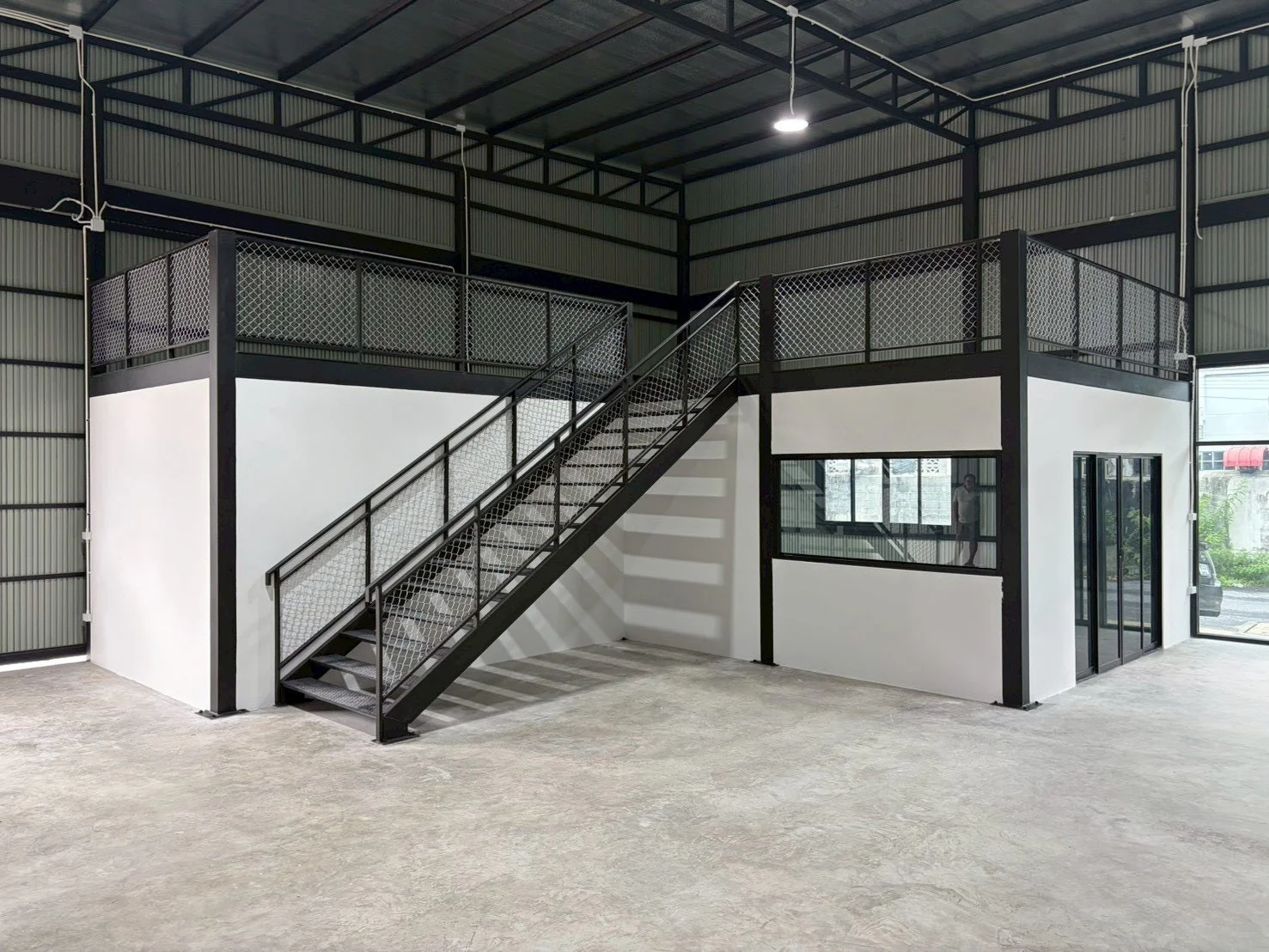 โกดังโครงสร้างเหล็กพร้อมชั้นลอยและบันไดเหล็ก ผลงานก่อสร้าง Buildandsign